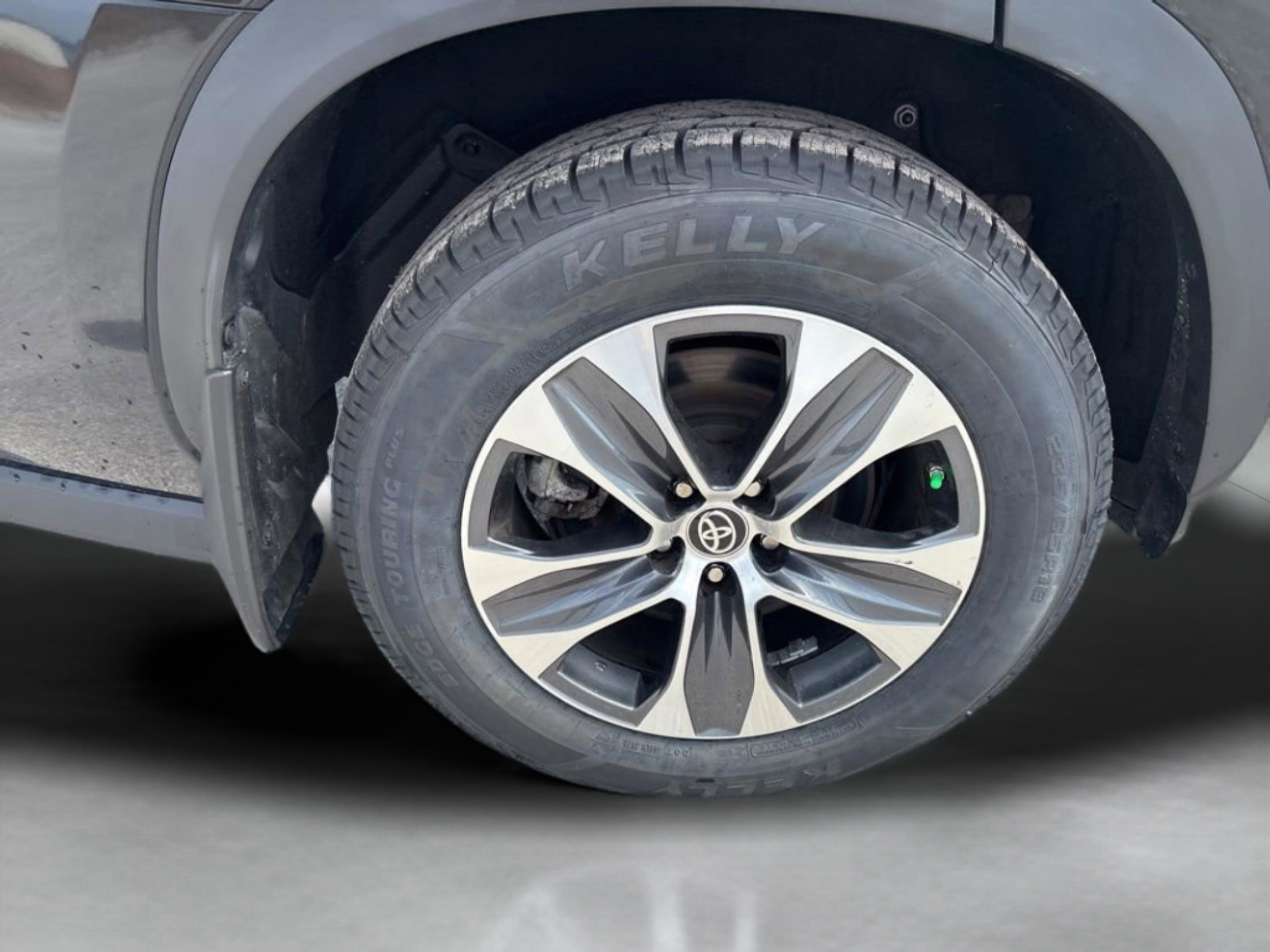 Certified 2024 Toyota Highlander XLE image 33