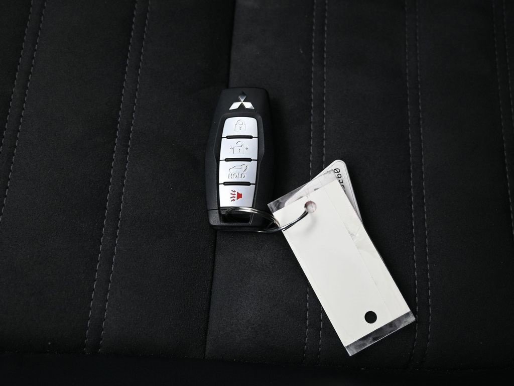 Used 2023 Mitsubishi Outlander SE image 30