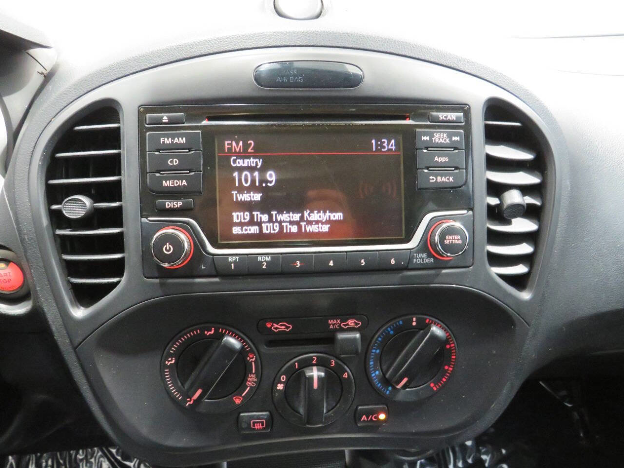Used 2015 Nissan Juke S image 18