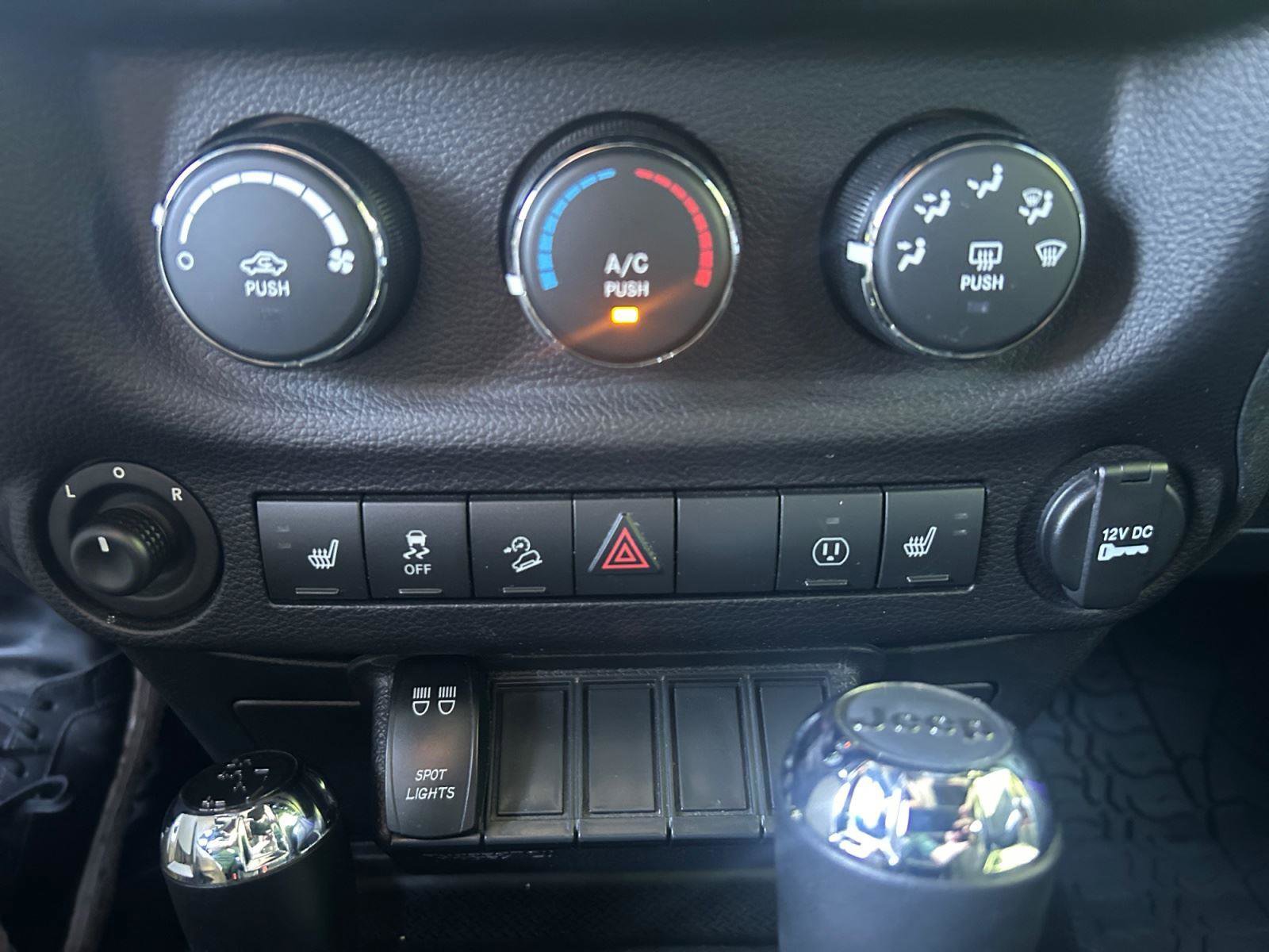 Used 2018 Jeep Wrangler Unlimited Sahara w/ Connectivity Group AWD/4WD image 16