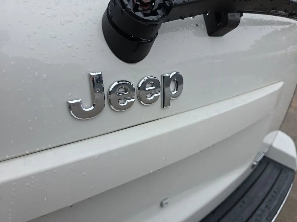 Used 2008 Jeep Grand Cherokee Limited w/ Trailer Tow Group IV RWD image 10