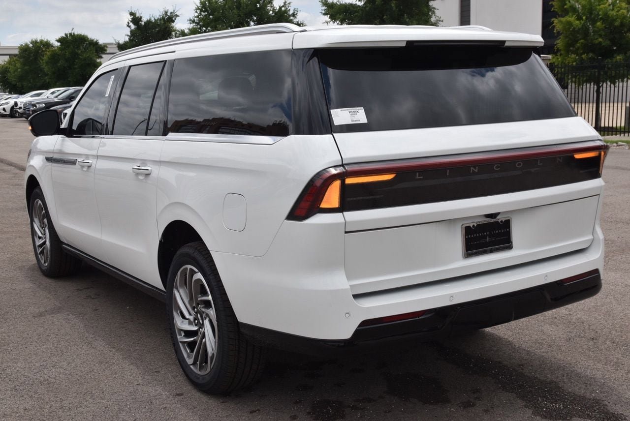 New 2026 Lincoln Navigator L Reserve AWD/4WD image 9