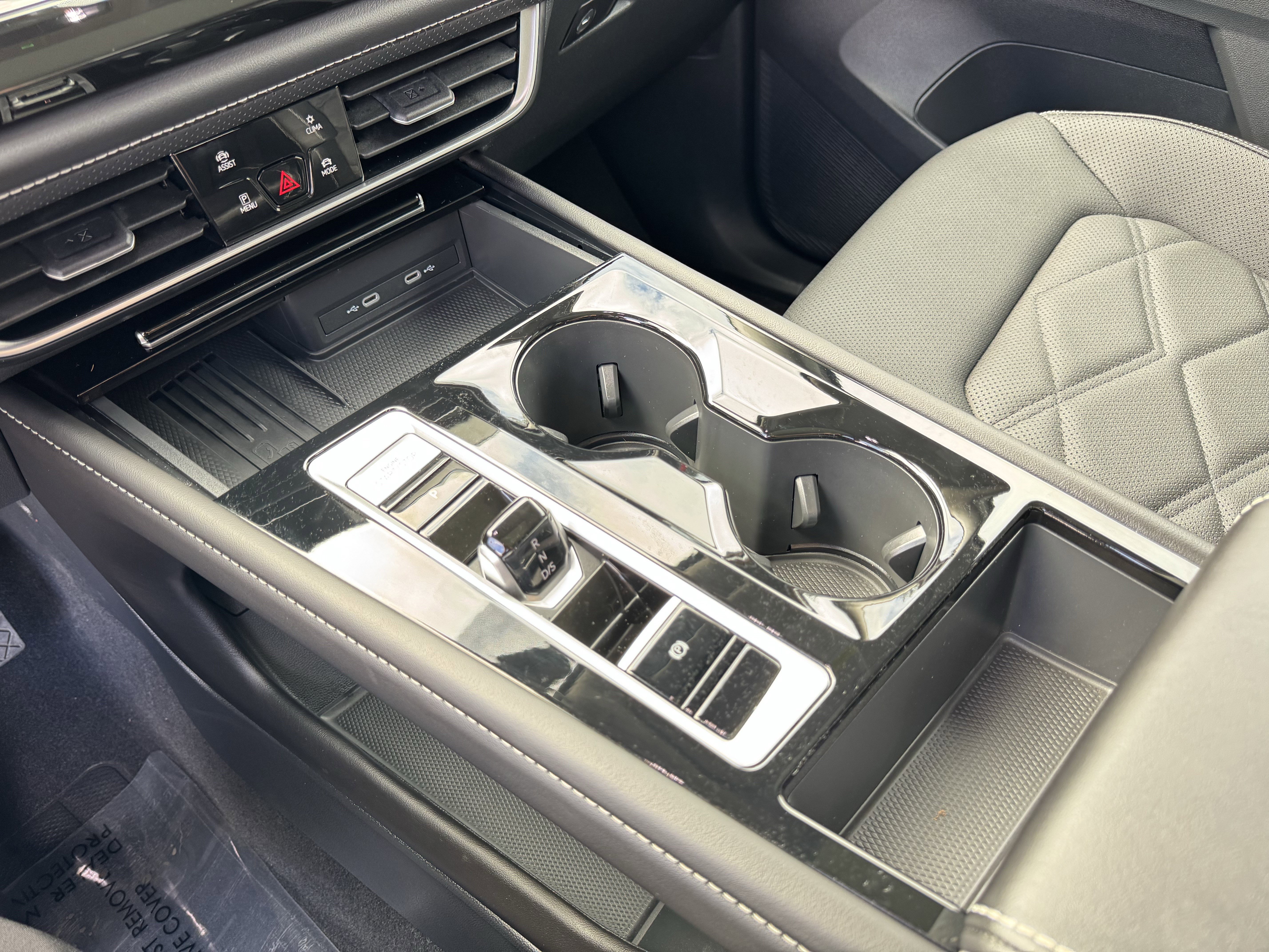 Used 2025 Volkswagen Atlas SE image 29