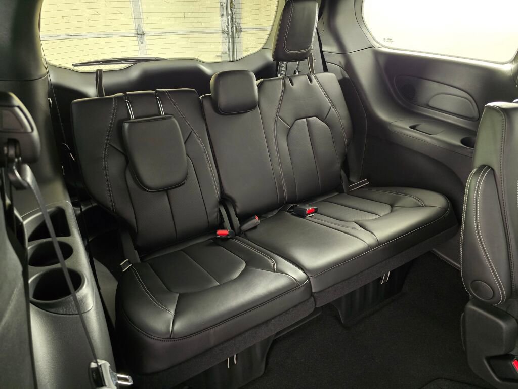 New 2026 Chrysler Pacifica Select AWD/4WD image 39