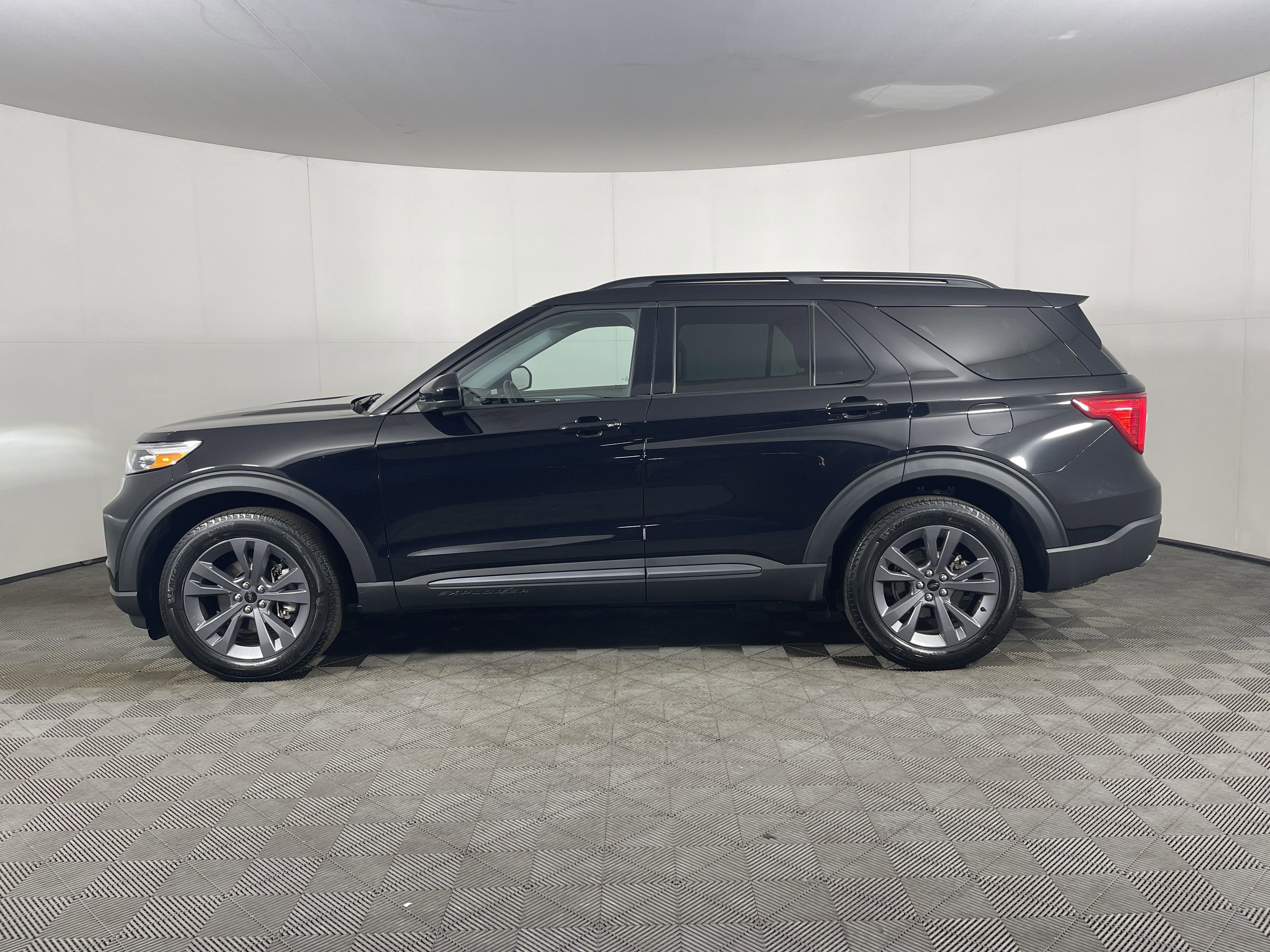 Used 2023 Ford Explorer XLT w/ Equipment Group 202A image 3