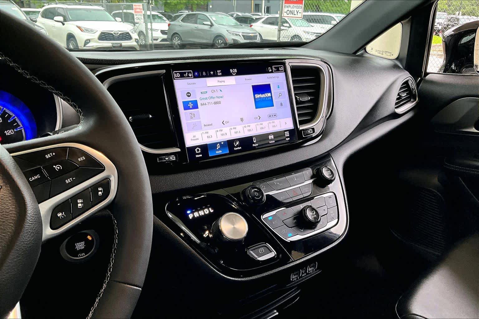 Used 2025 Chrysler Pacifica Select image 6