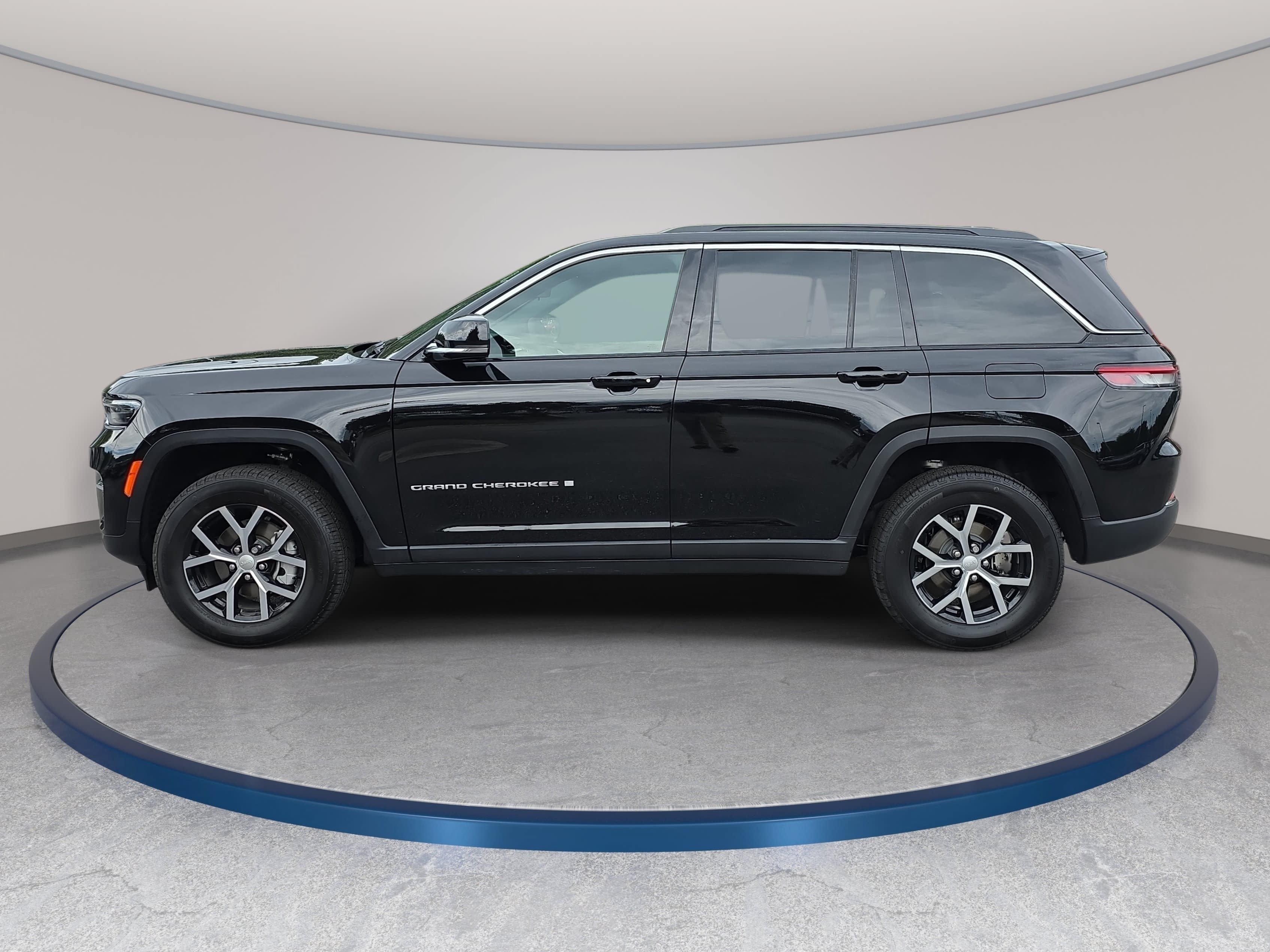 Used 2025 Jeep Grand Cherokee Limited w/ Trailer Tow Package AWD/4WD image 8