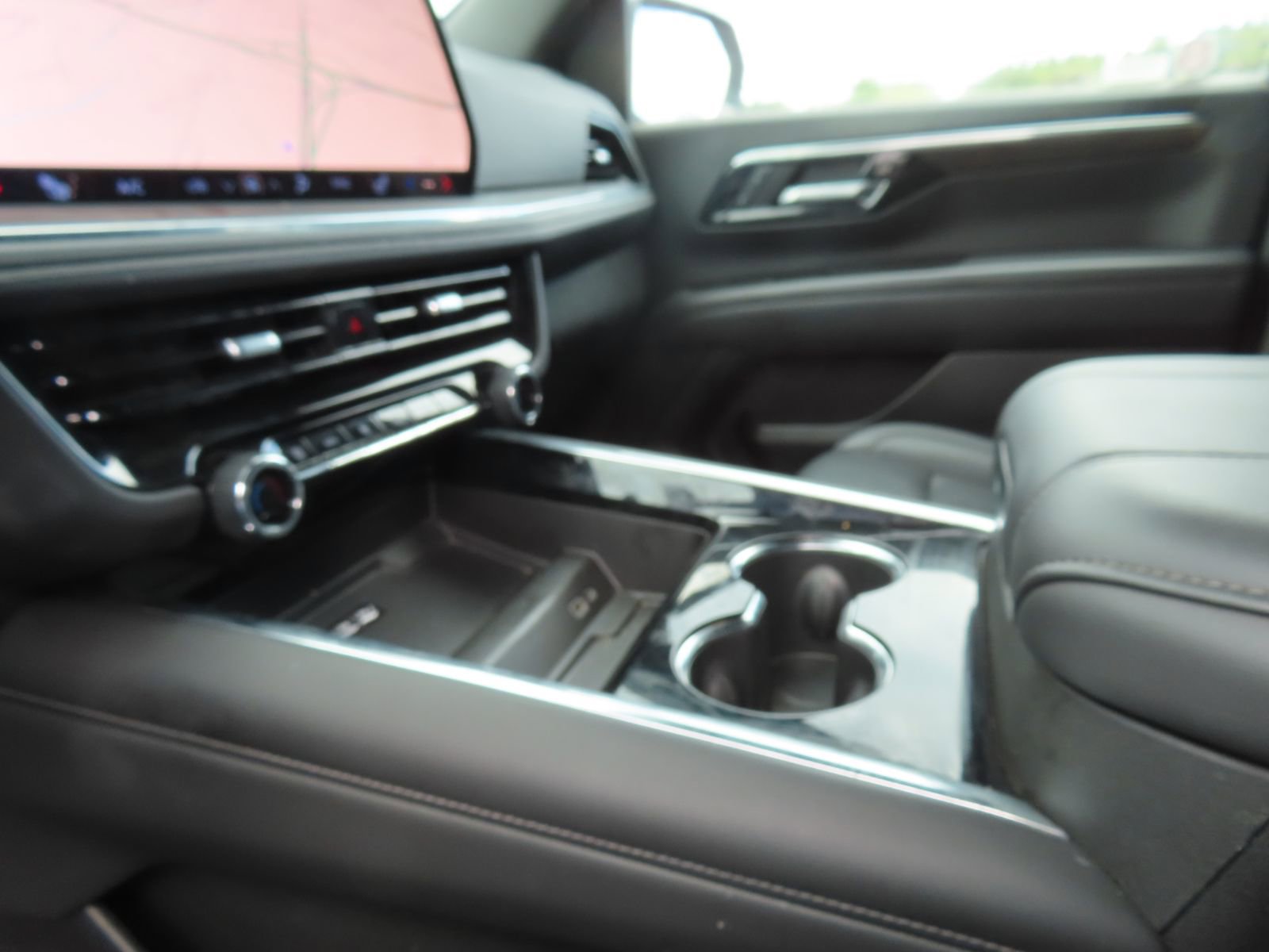 Used 2025 Chevrolet Suburban Z71 image 27