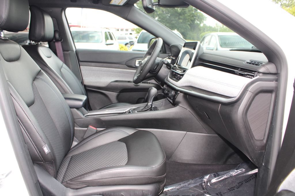 Used 2025 Jeep Compass Latitude w/ Sun & Sound Group AWD/4WD image 40