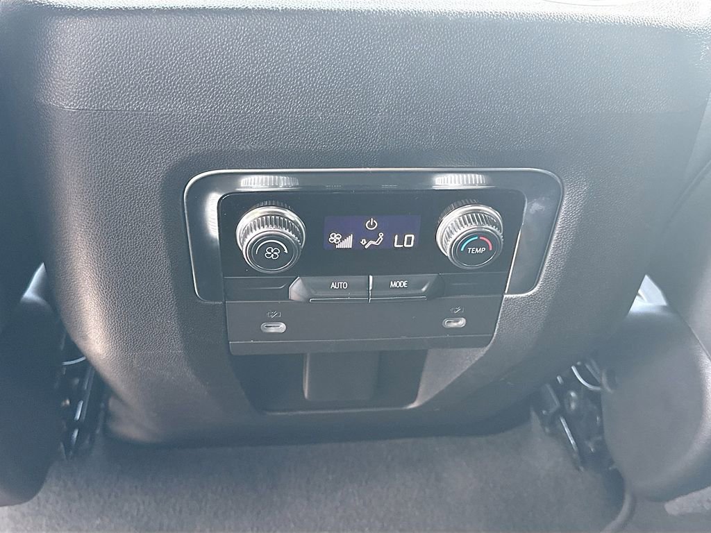 Used 2024 GMC Yukon SLT RWD image 27
