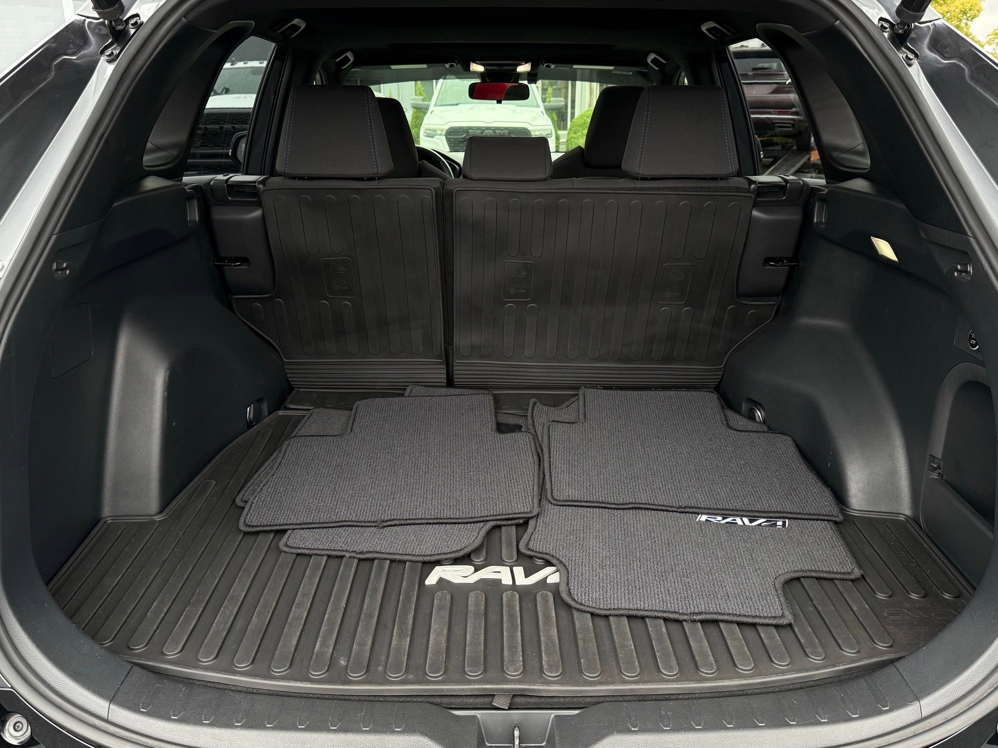 Used 2022 Toyota RAV4 SE image 27