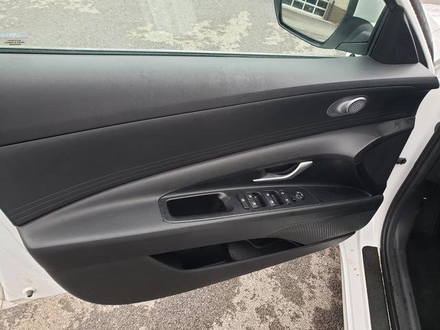 Used 2023 Hyundai Elantra SE w/ Winter Weather Package image 11