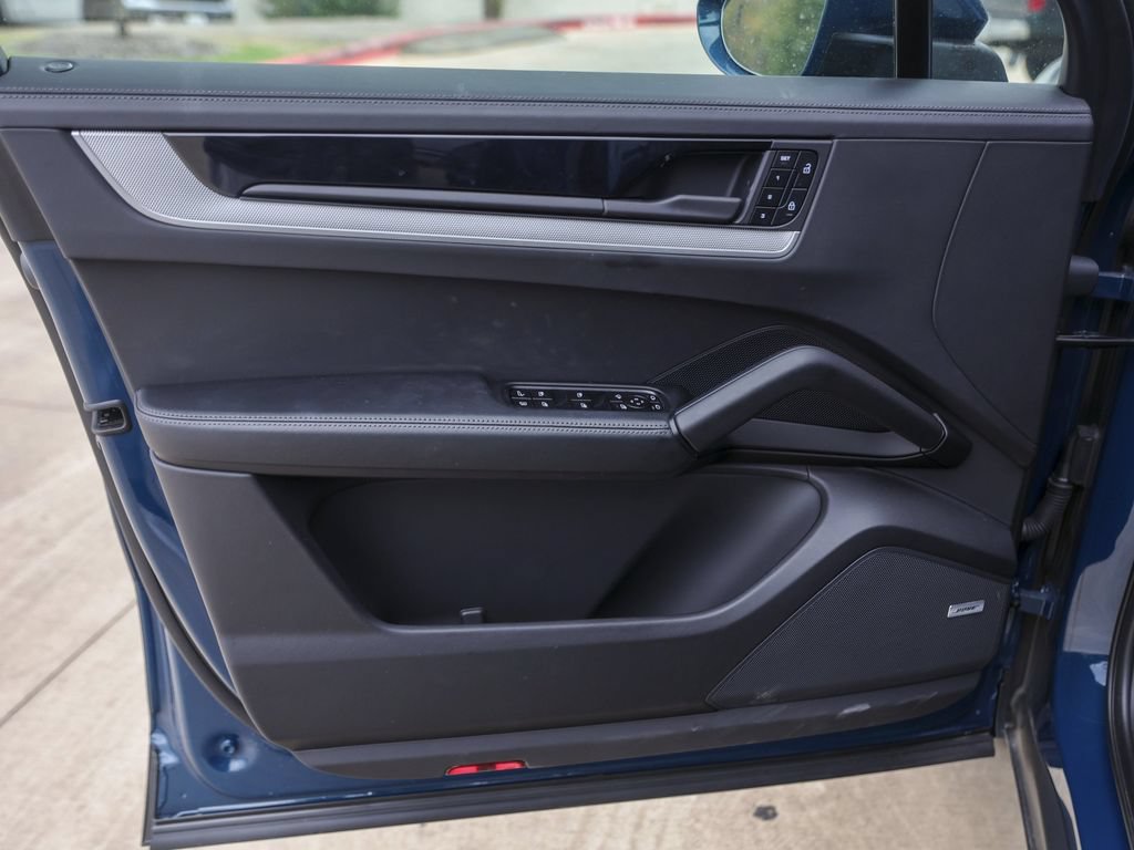 Certified 2025 Porsche Cayenne E-Hybrid AWD/4WD image 31
