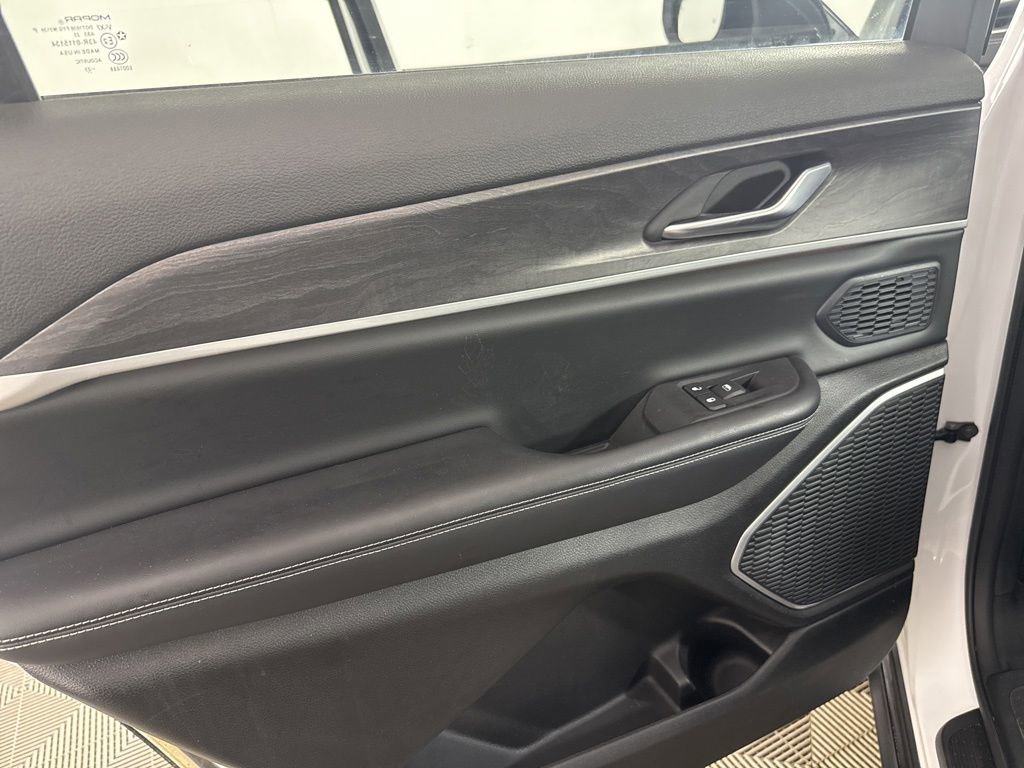 Used 2023 Jeep Grand Cherokee L Limited AWD/4WD image 28
