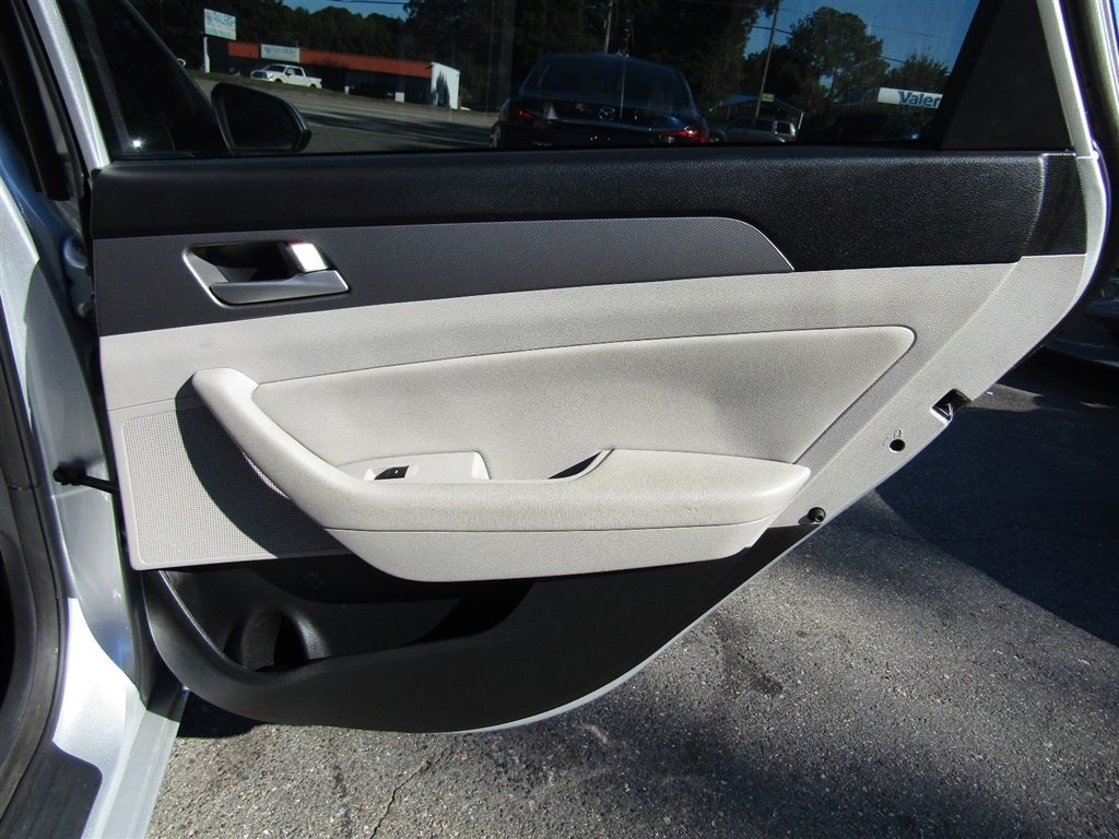 Used 2015 Hyundai Sonata SE w/ Option Group 09 FWD image 18