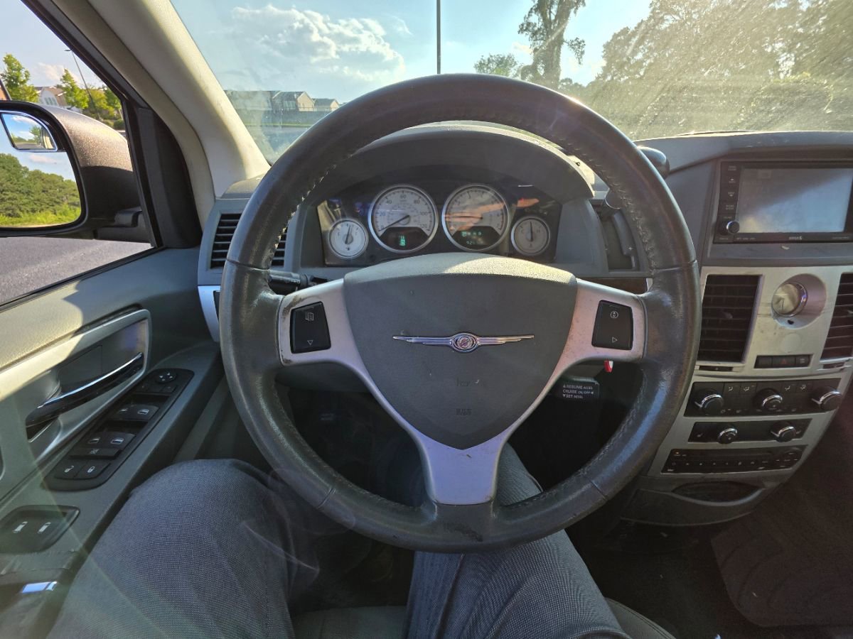 Used 2009 Chrysler Town & Country Touring image 8