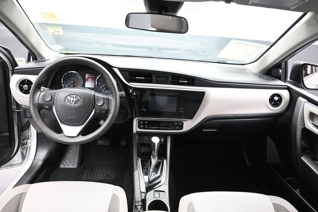 Used 2018 Toyota Corolla LE FWD image 17