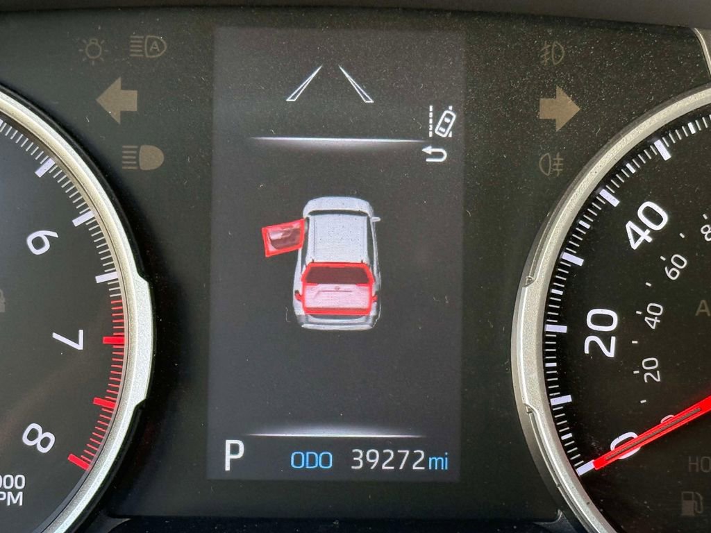 Used 2021 Toyota RAV4 LE AWD/4WD image 5