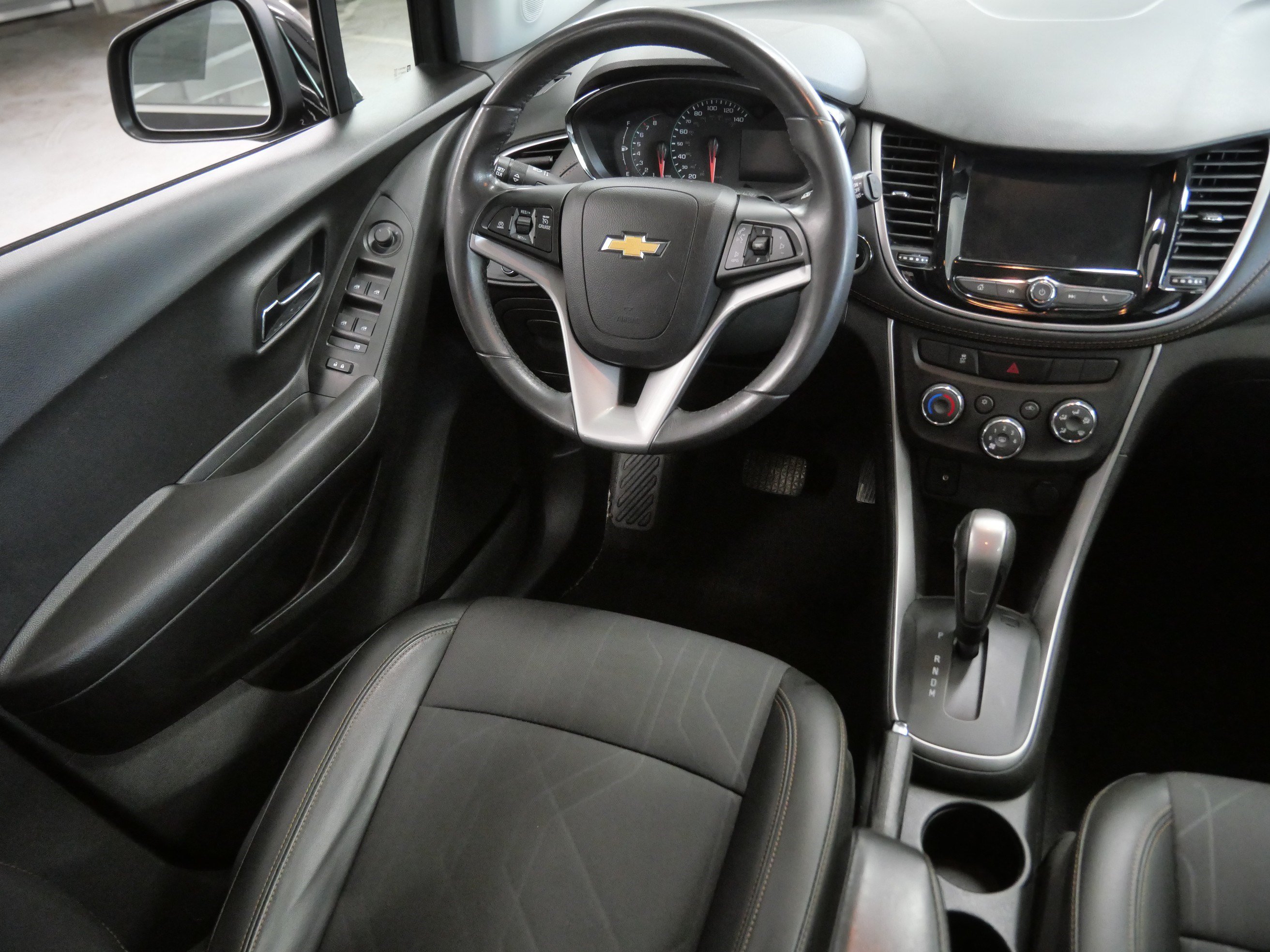 Used 2020 Chevrolet Trax LT w/ LT Convenience Package AWD/4WD image 9