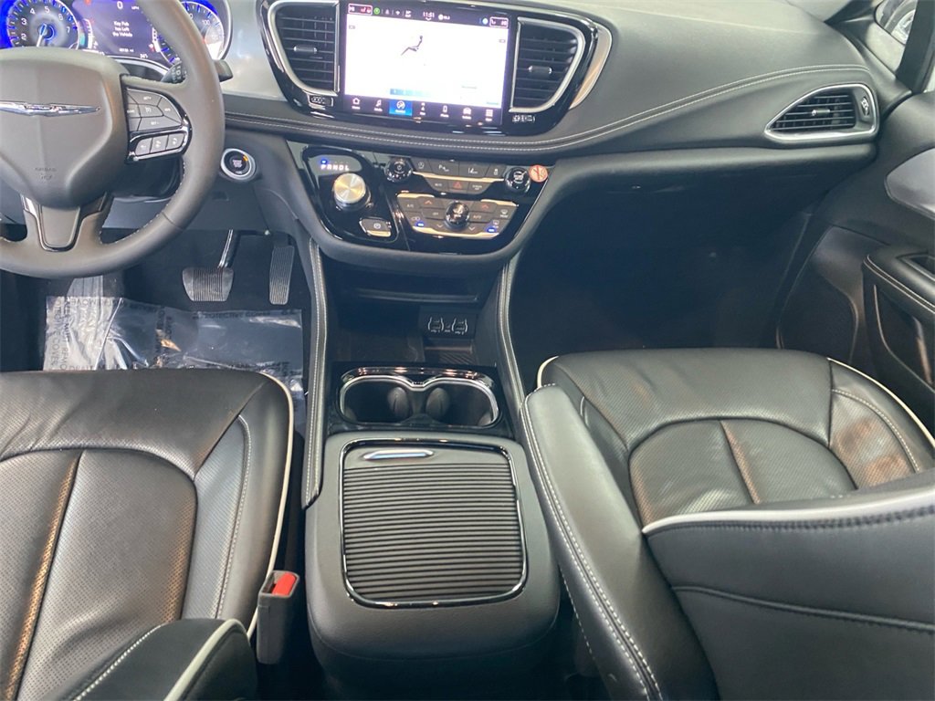 Used 2025 Chrysler Pacifica Limited image 11