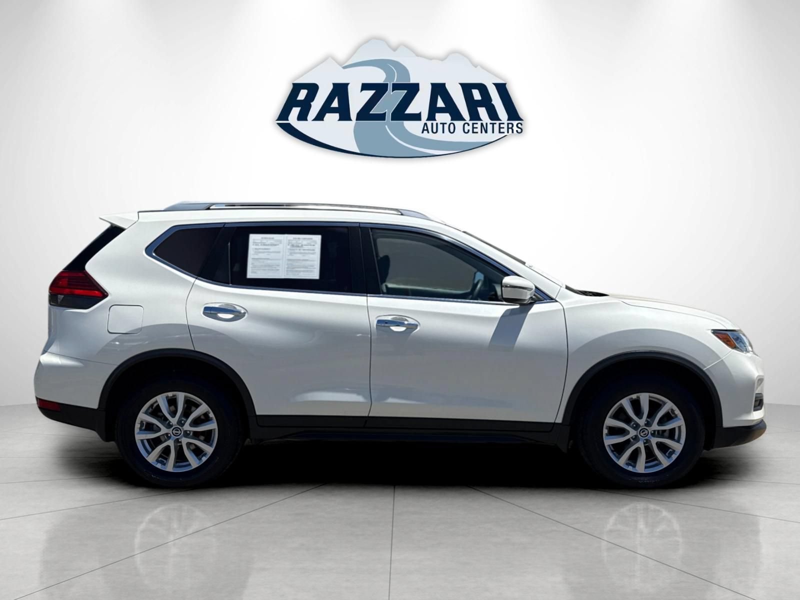 Used 2017 Nissan Rogue SV FWD image 2