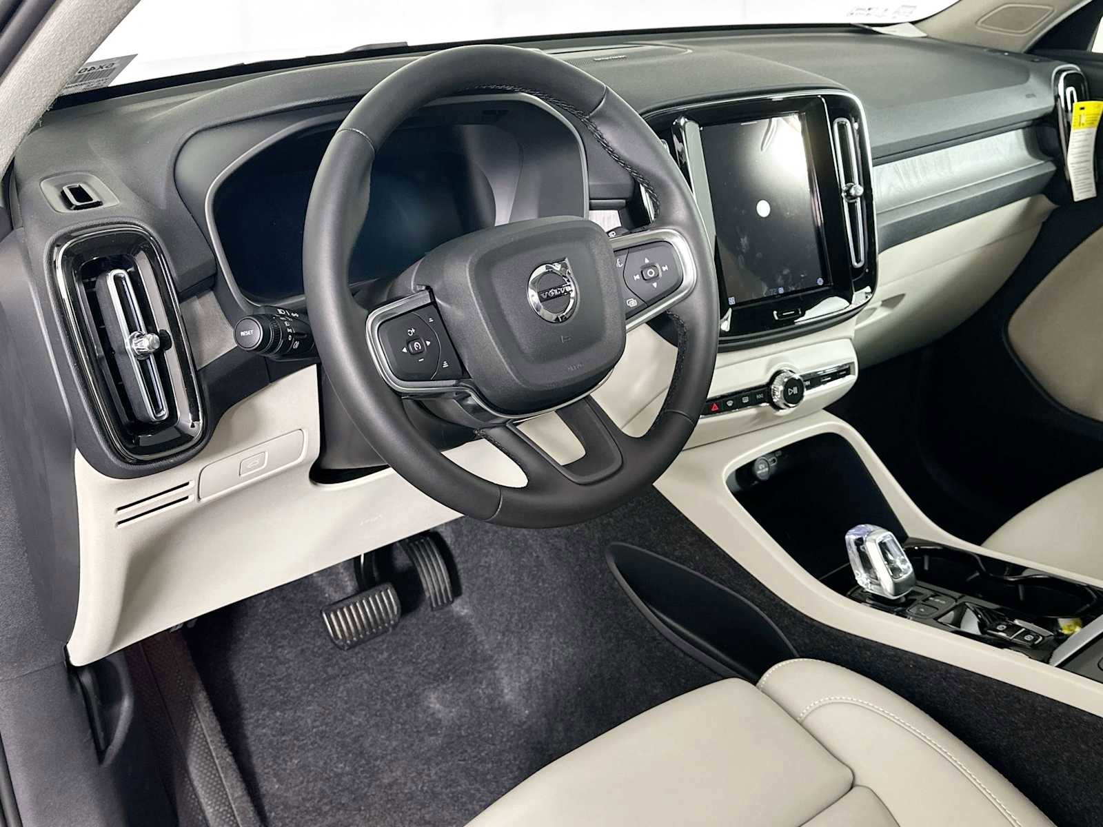 Used 2025 Volvo XC40 B5 Ultra w/ Protection Package image 9