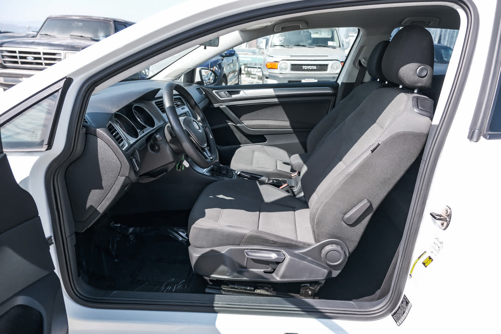 Used 2016 Volkswagen Golf S FWD image 18