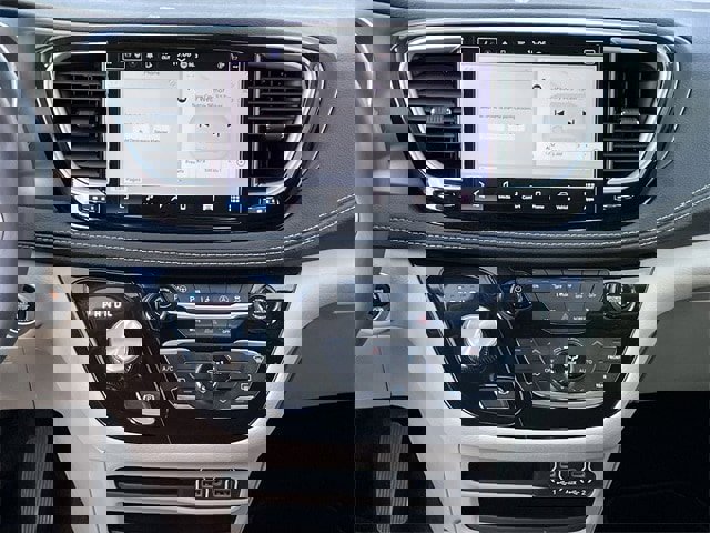 Used 2024 Chrysler Pacifica Touring-L image 15