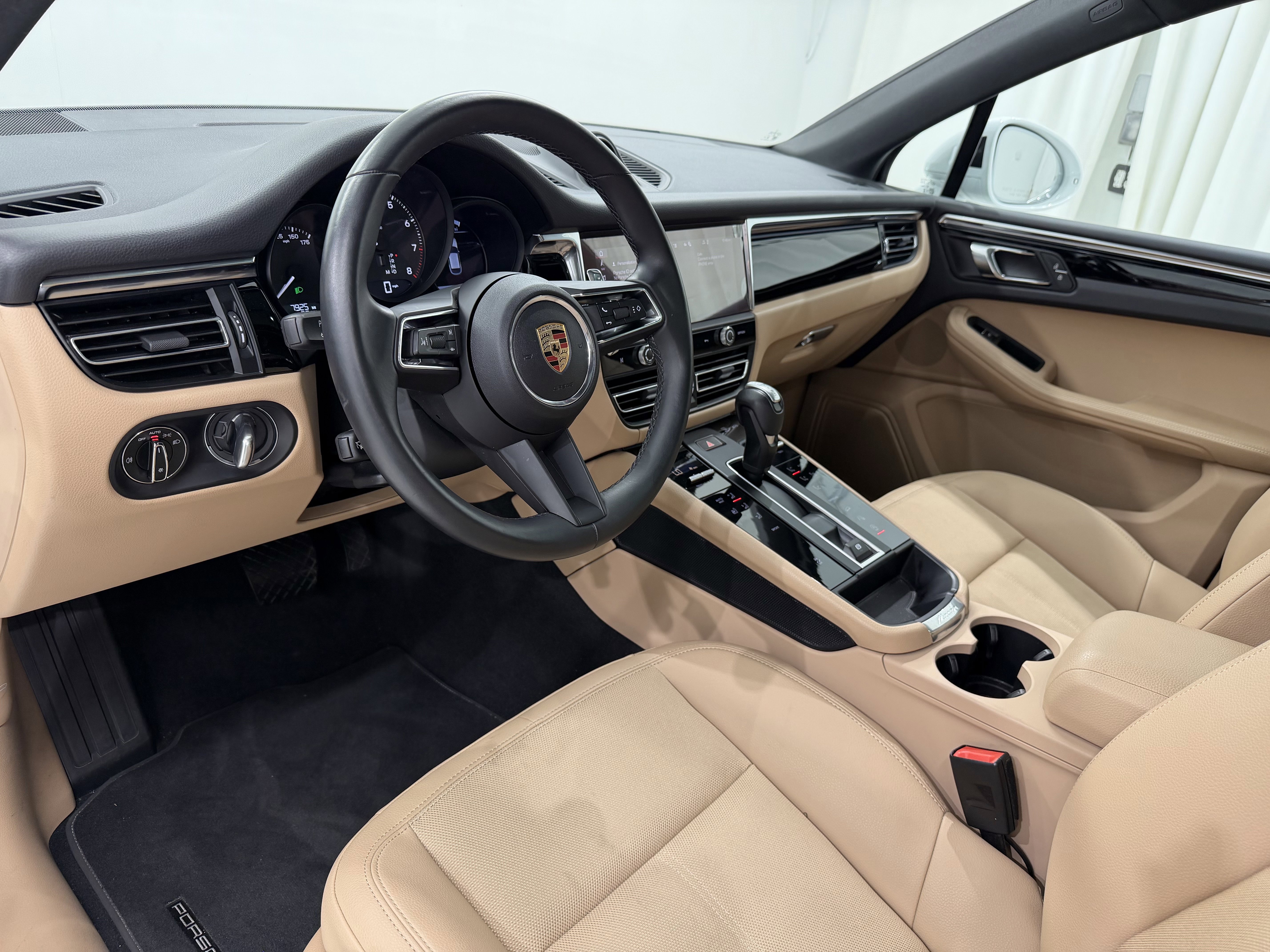 Certified 2025 Porsche Macan image 4