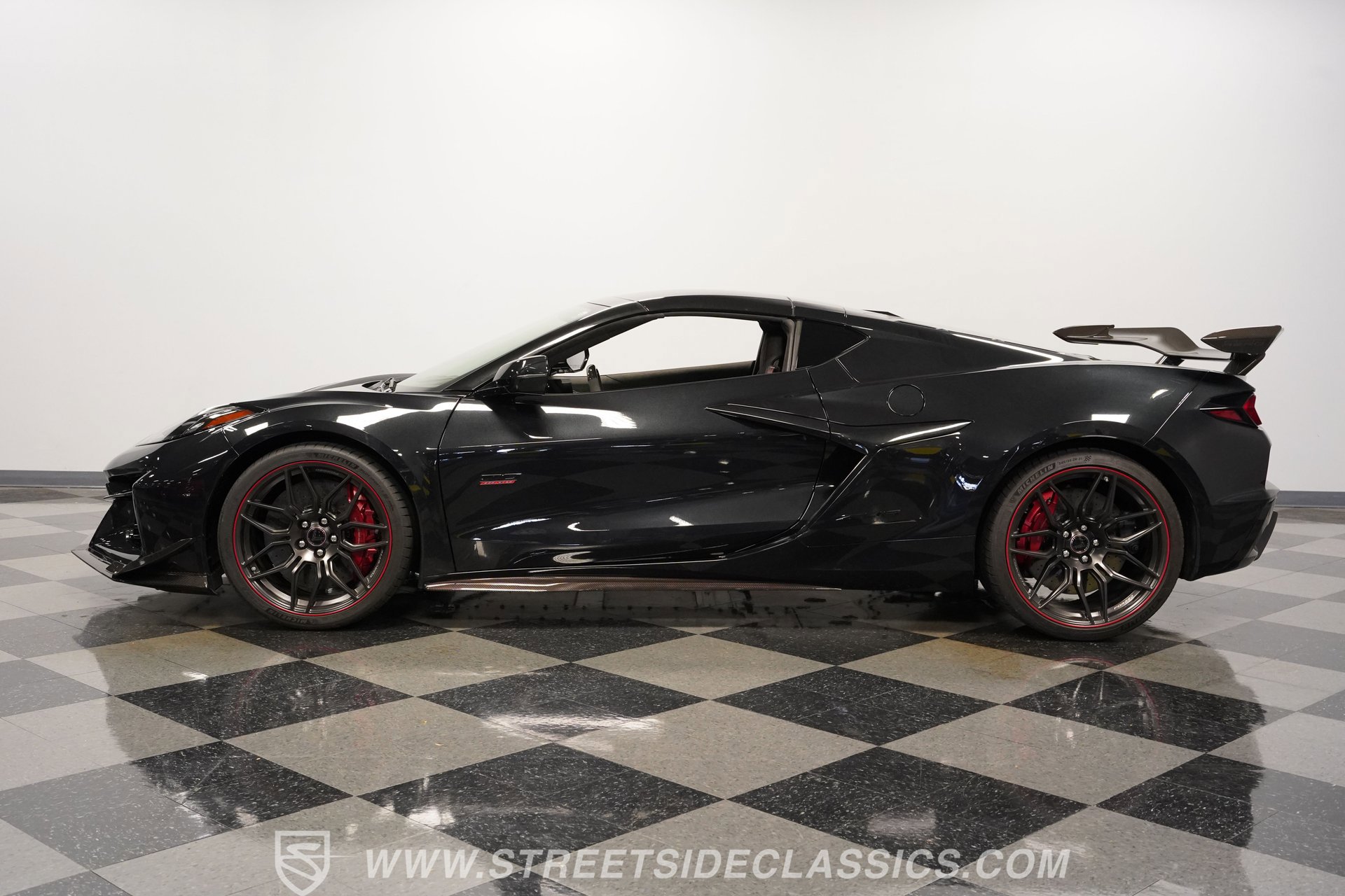 Used 2023 Chevrolet Corvette Z06 image 2