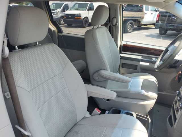Used 2009 Chrysler Town & Country Touring FWD image 23