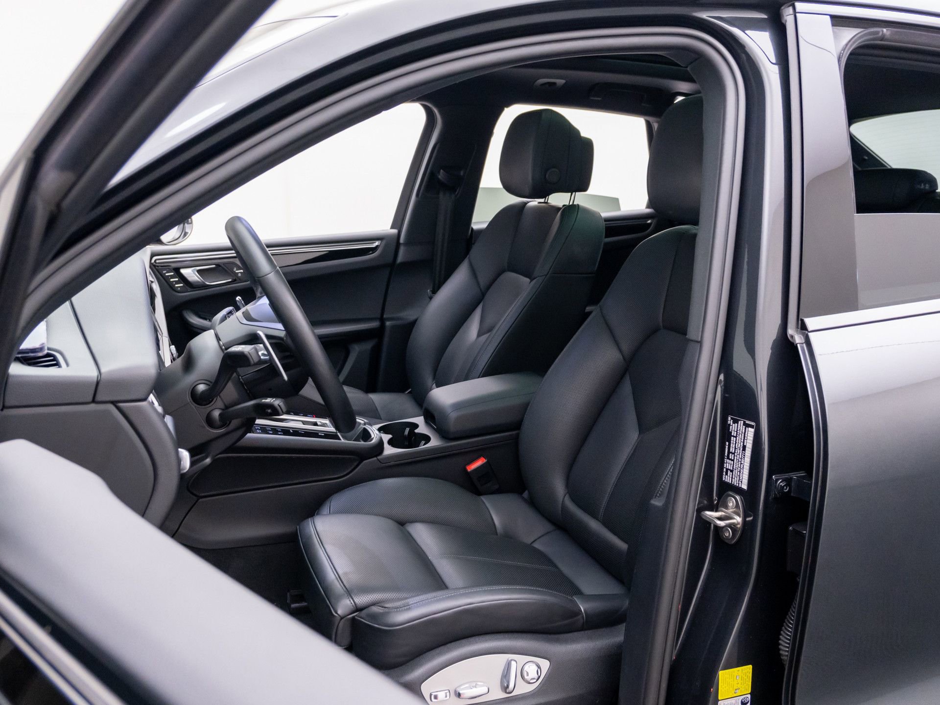 Certified 2023 Porsche Macan S AWD/4WD image 5