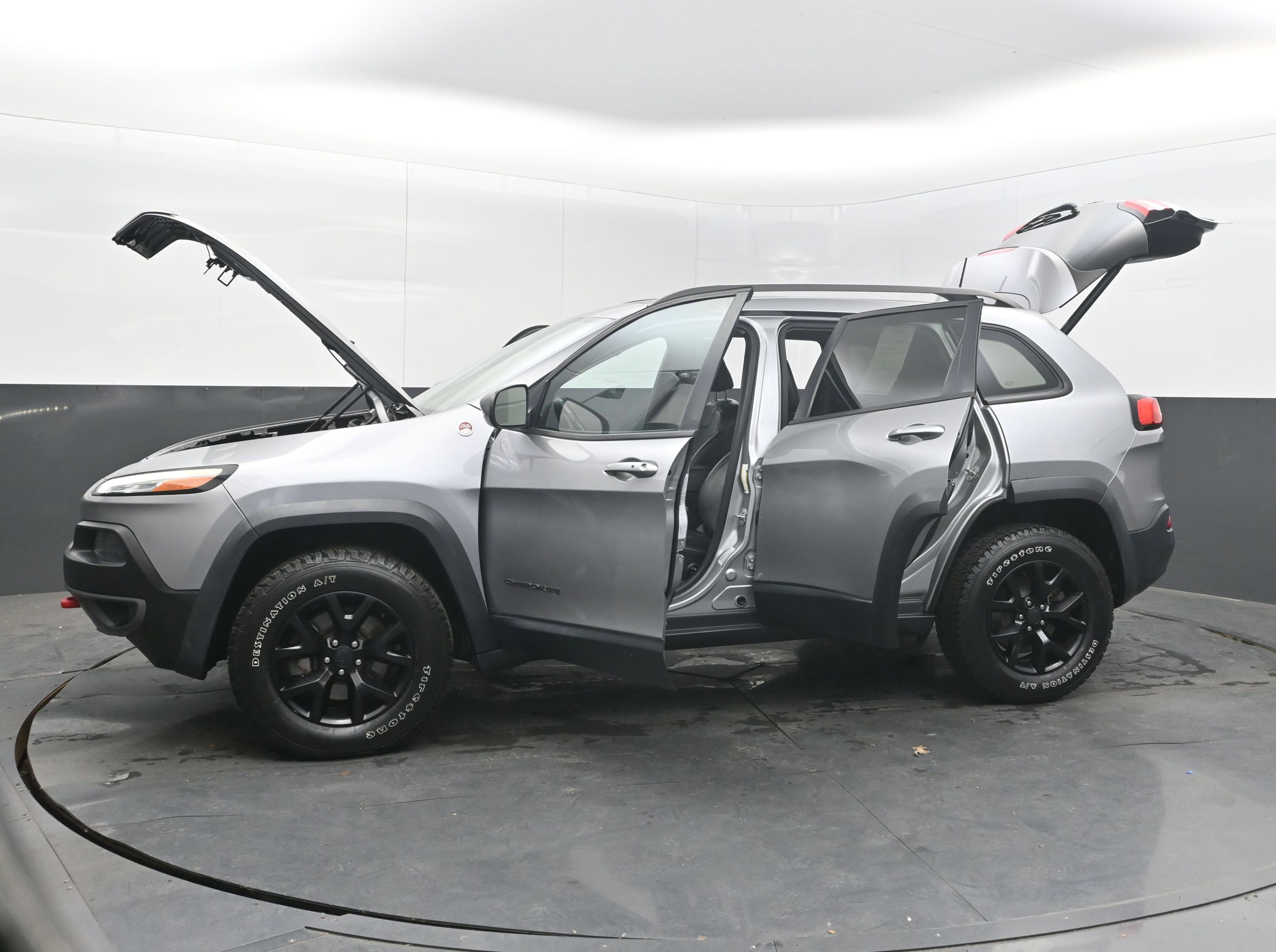Used 2016 Jeep Cherokee Trailhawk w/ Comfort/Convenience Group AWD/4WD image 41