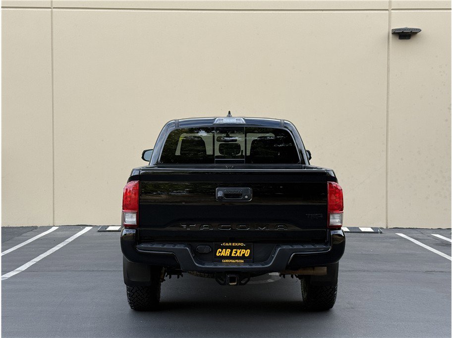 Used 2017 Toyota Tacoma TRD Off-Road image 5