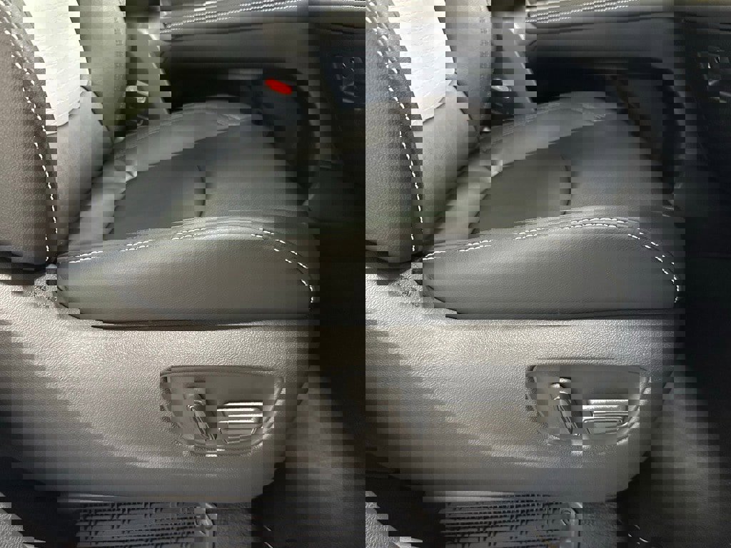 Used 2025 Toyota Sienna XSE image 63