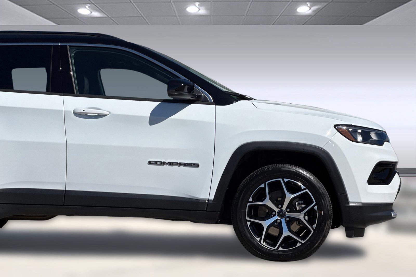 Used 2025 Jeep Compass Limited image 34