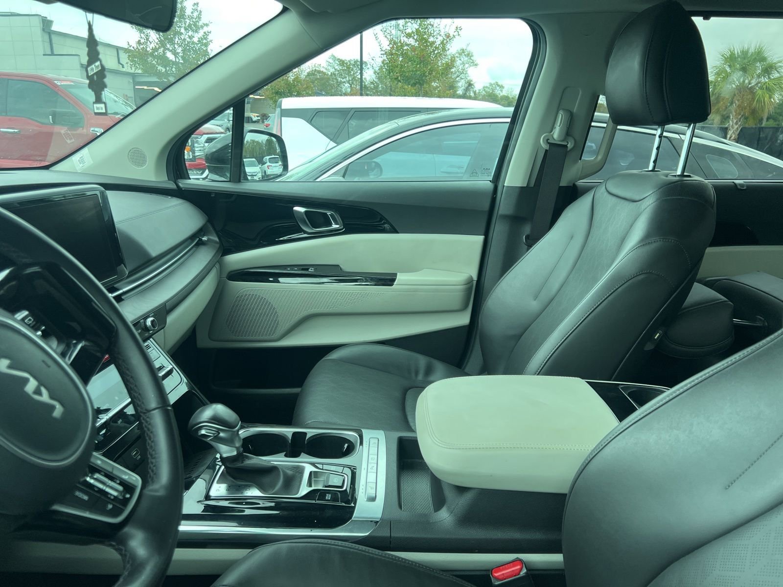 Used 2024 Kia Carnival EX image 5