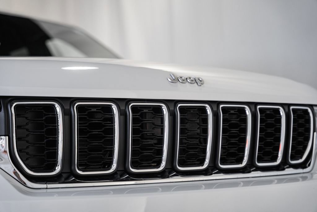 New 2025 Jeep Grand Cherokee Laredo X w/ Luxury Tech Group I image 12