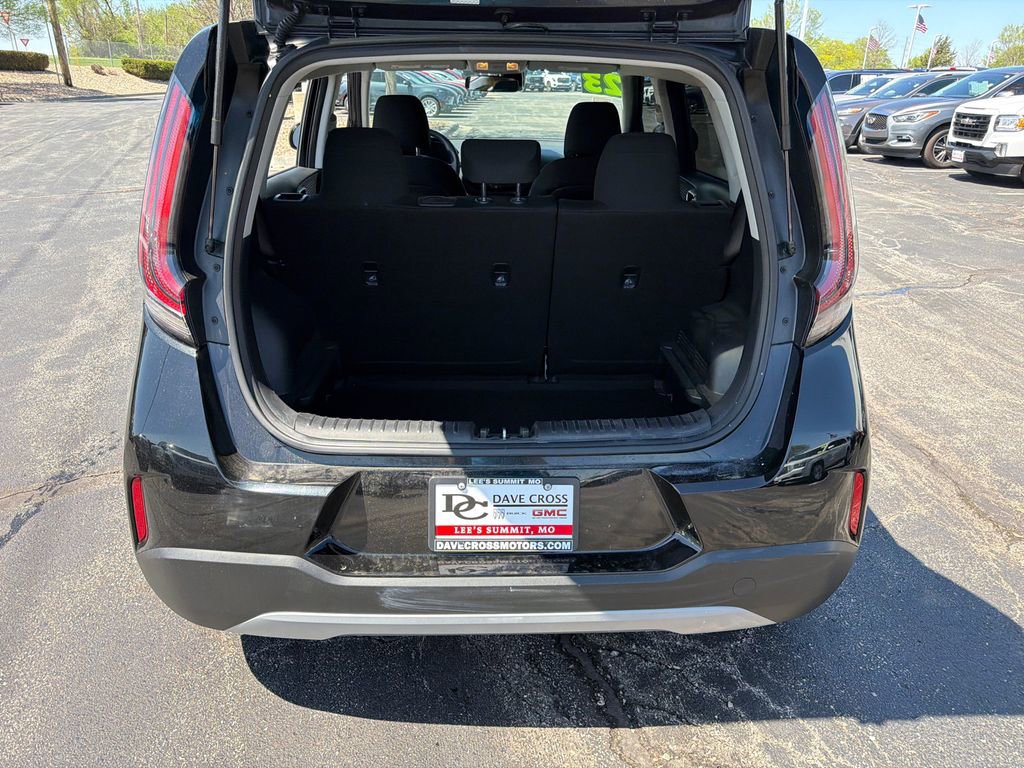 Used 2023 Kia Soul LX w/ LX Technology Package FWD image 9