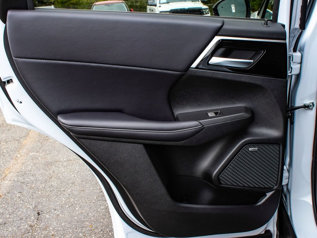New 2026 Mitsubishi Outlander LE AWD/4WD image 11