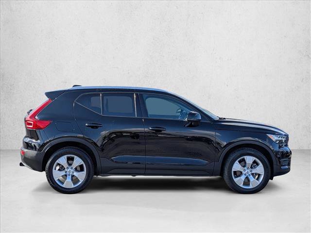 Used 2022 Volvo XC40 T4 Momentum image 4