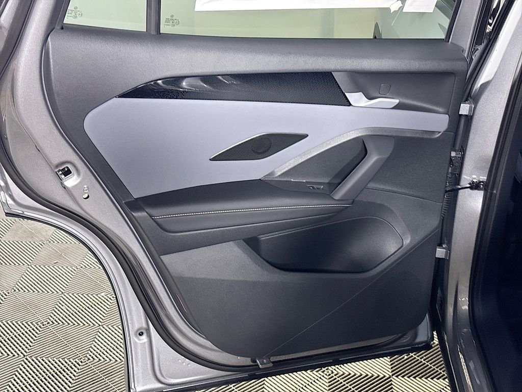 New 2025 Volkswagen Tiguan SE image 18