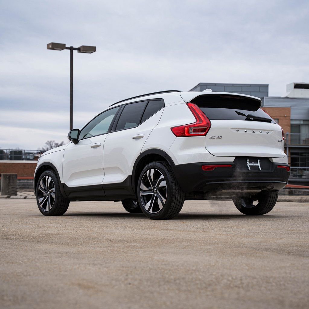 Certified 2025 Volvo XC40 B5 Ultra w/ Climate Package image 5