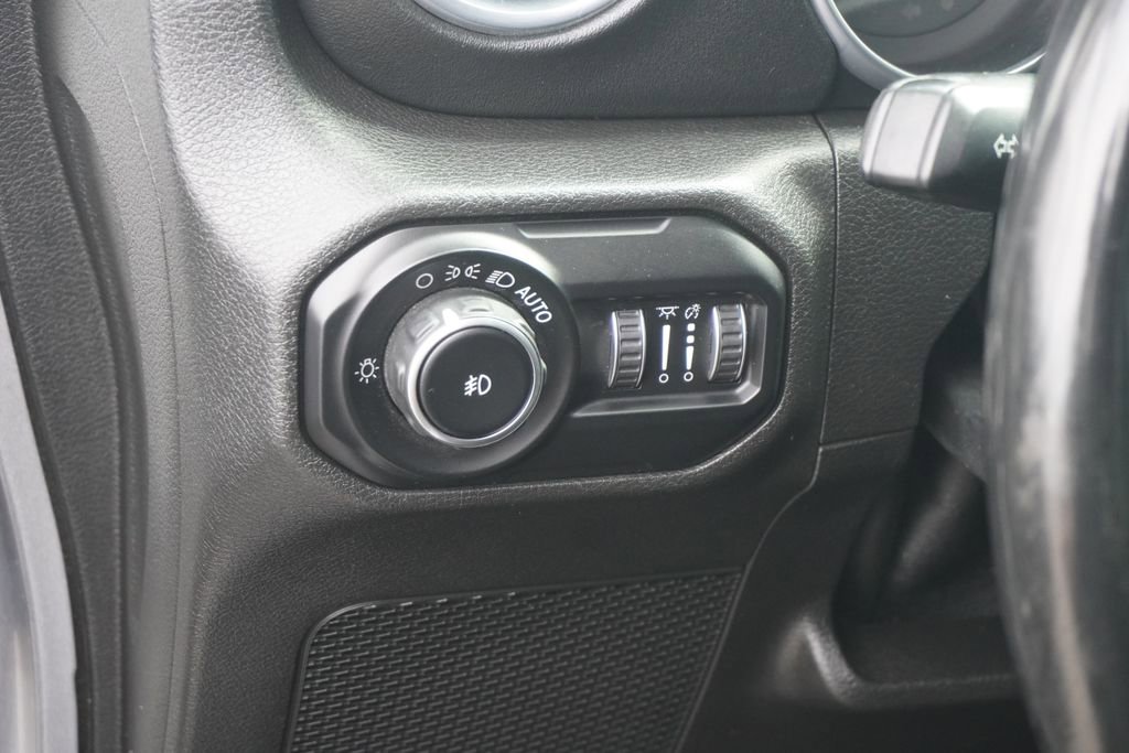 Used 2018 Jeep Wrangler Unlimited Sahara image 17