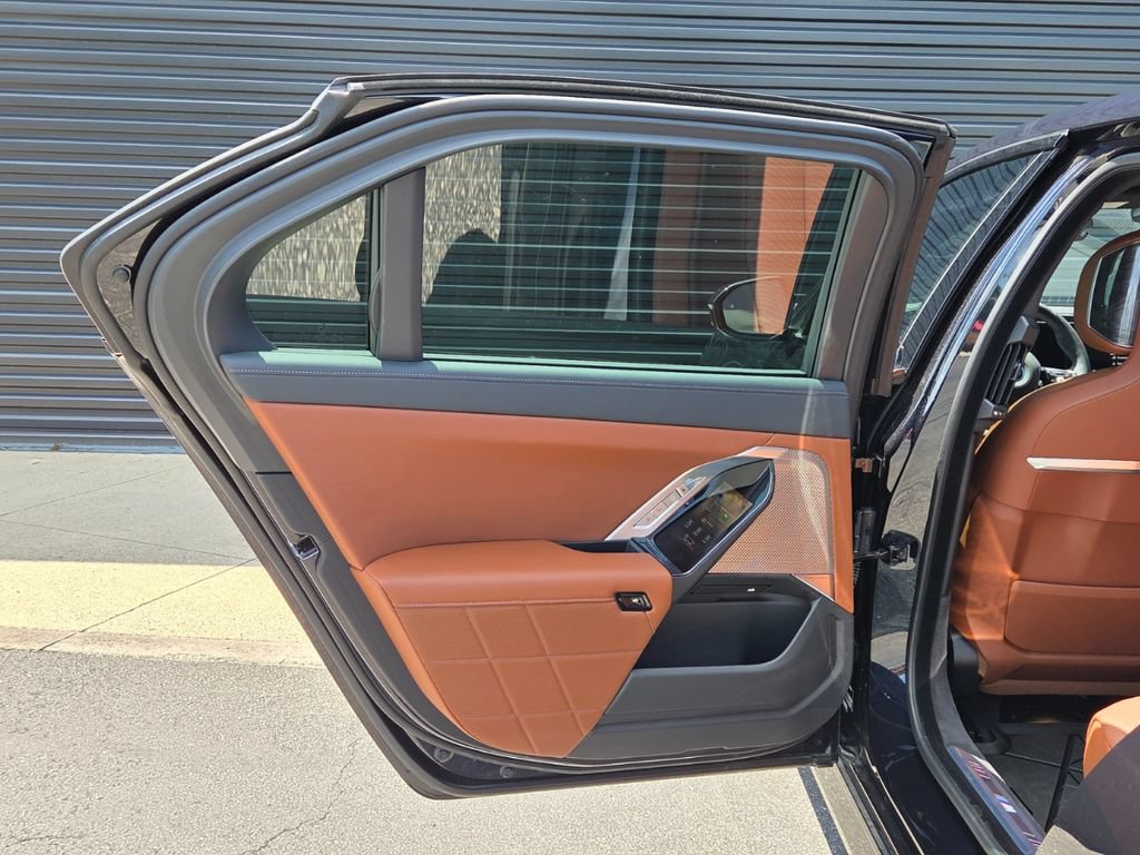 Used 2025 BMW i7 xDrive60 AWD/4WD image 17