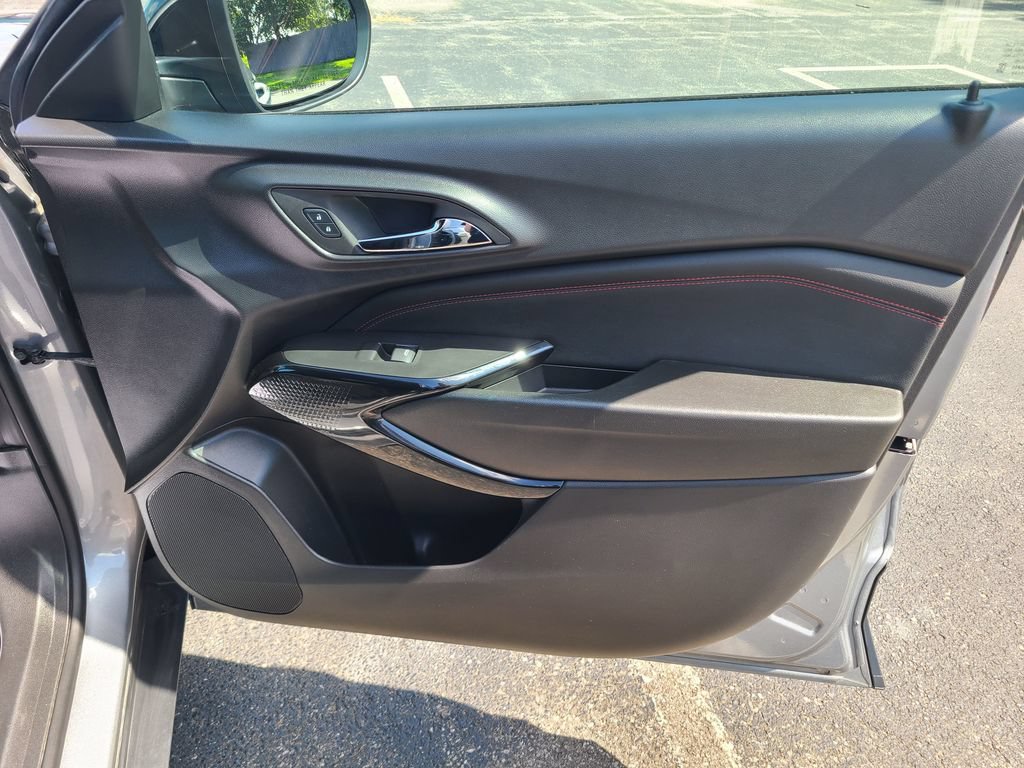 Used 2025 Chevrolet Trax RS FWD image 9