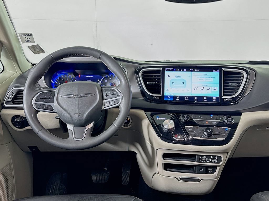 Used 2022 Chrysler Pacifica Touring-L FWD image 14