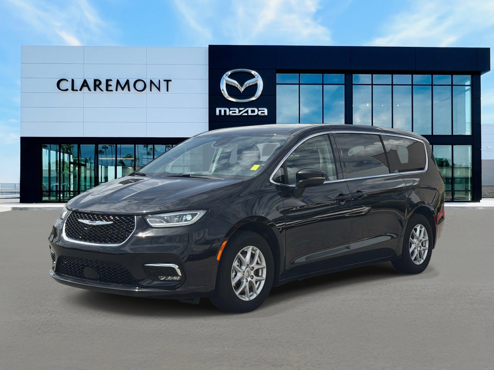 Used 2023 Chrysler Pacifica Touring-L FWD image 3