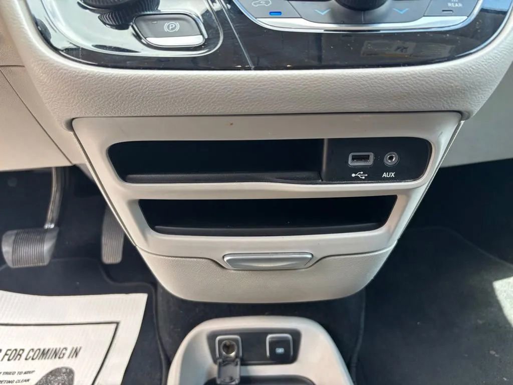 Used 2017 Chrysler Pacifica Touring w/ Tire & Wheel Group FWD image 15