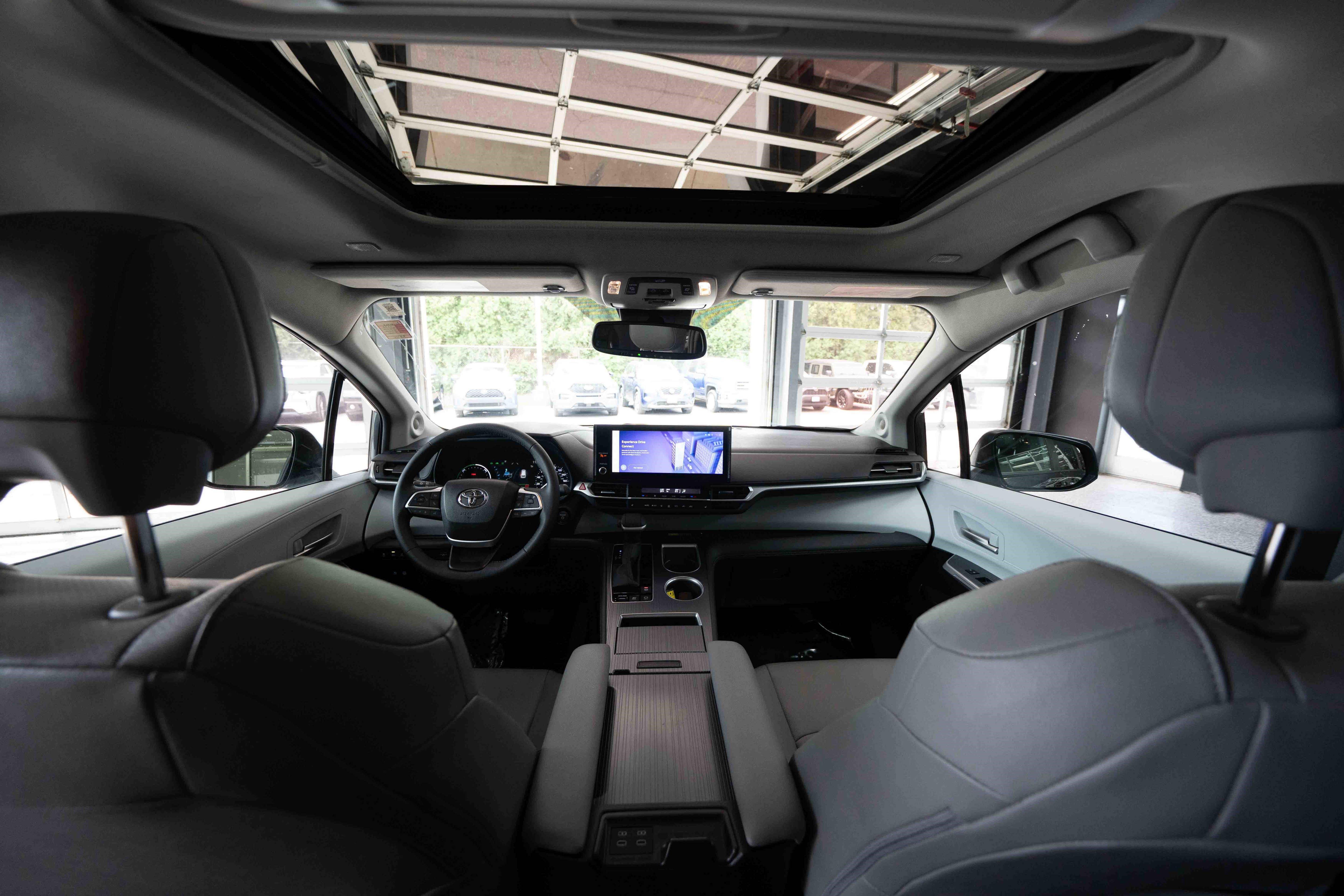 Used 2025 Toyota Sienna XLE w/ XLE Plus Package AWD/4WD image 19